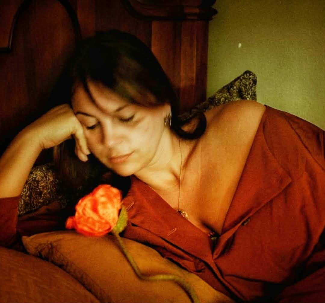 Frau ab 40 am Tisch beim Schreiben, Sonnenblume und Kaffee – Alltag zwischen Beruf und Verantwortung